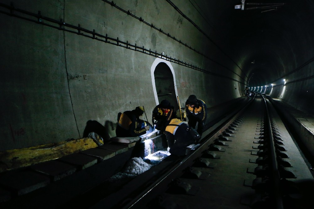 连山铁路运营隧道病害现状